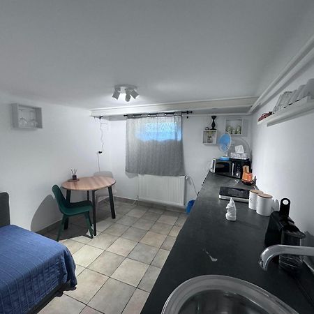 News Studio Boekarest Buitenkant foto